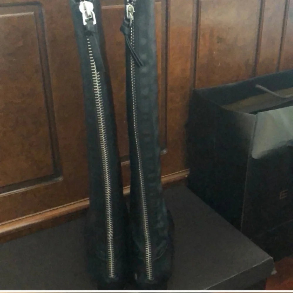 Elie Tahari high black boots with zipper Women